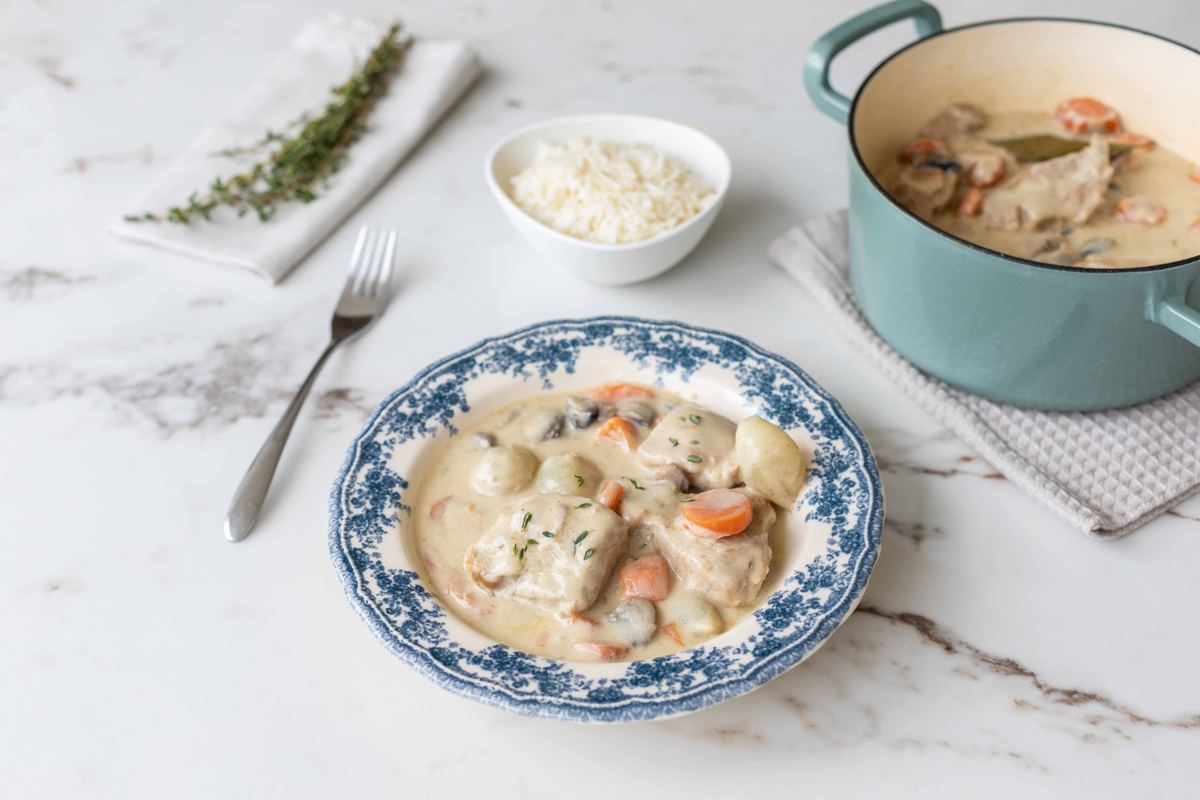 Plat mijoté en sauce crémeuse, servi avec du riz