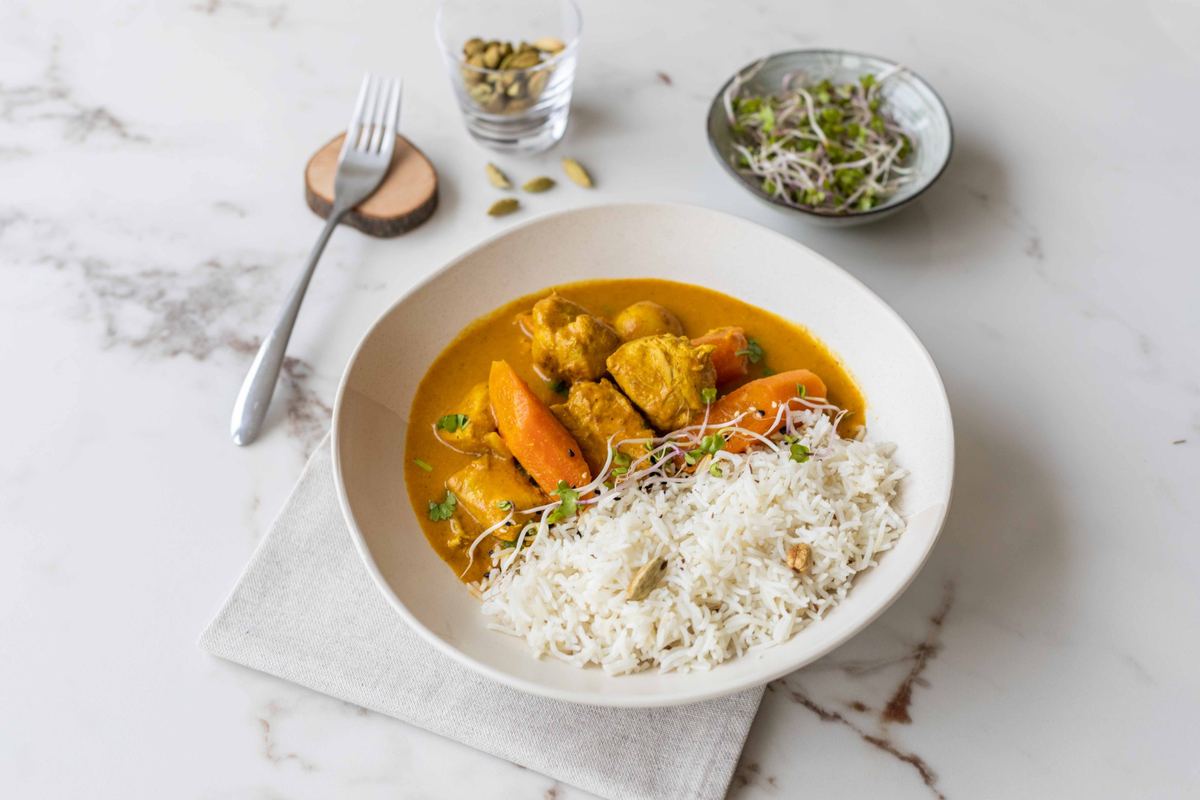 Curry aux carottes servi avec du riz basmati