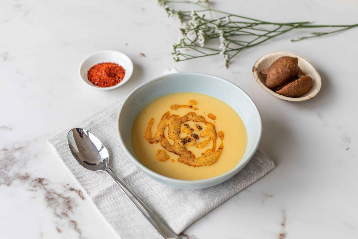Velouté doré relevé d’une huile pimentée
