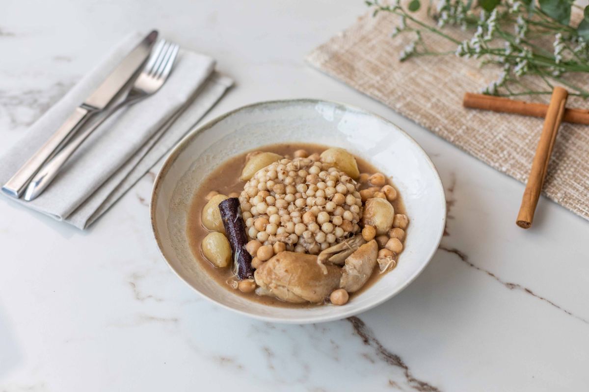 Poulet, pois chiches et semoule perlée parfumés à la cannelle