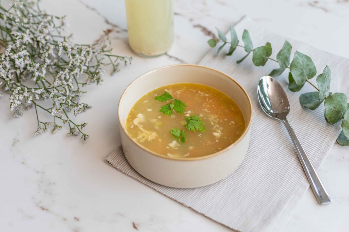Bouillon doré aux petits légumes et persil