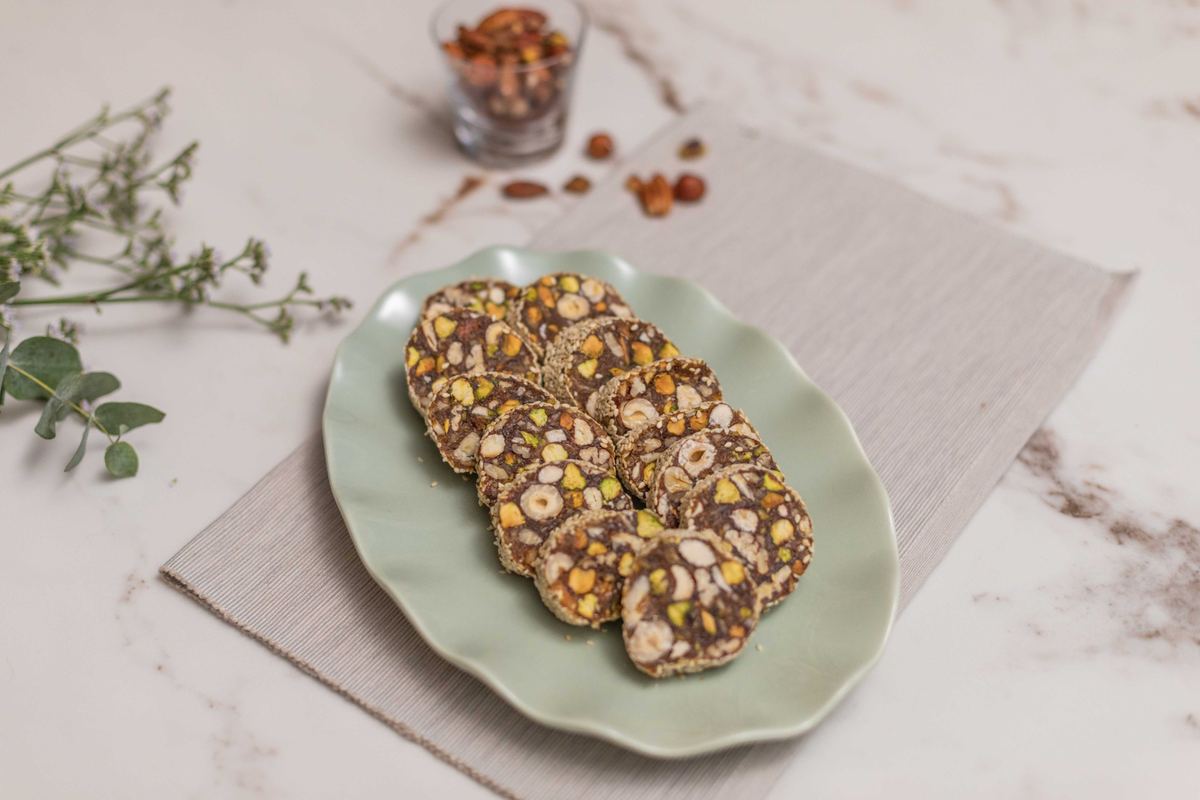 Roulés de dattes aux fruits secs et au sésame