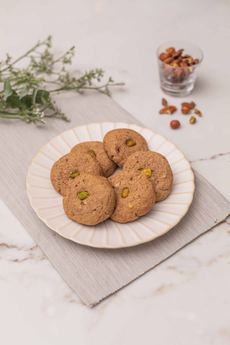 Cookies aux pistaches sur une assiette