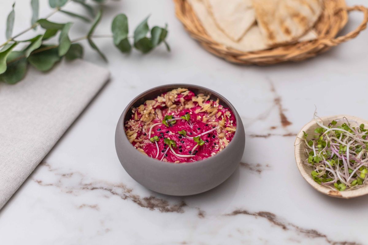 Dip rose de betterave aux noix et aux germes