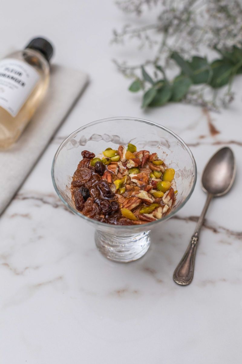 Coupe de raisins secs, noix de pécan et pistaches à la cannelle