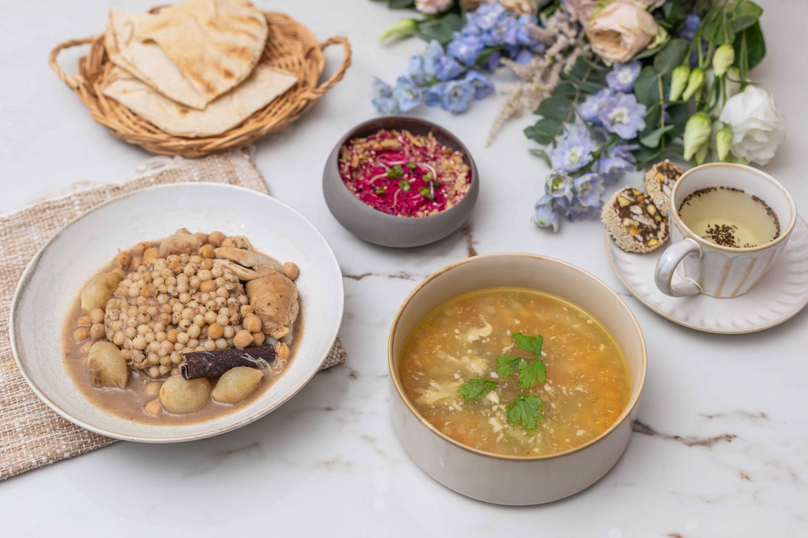Une sélection de plats Nafas : plat mijoté aux pois chiches, bouillon, dip de betterave et roulés de dattes